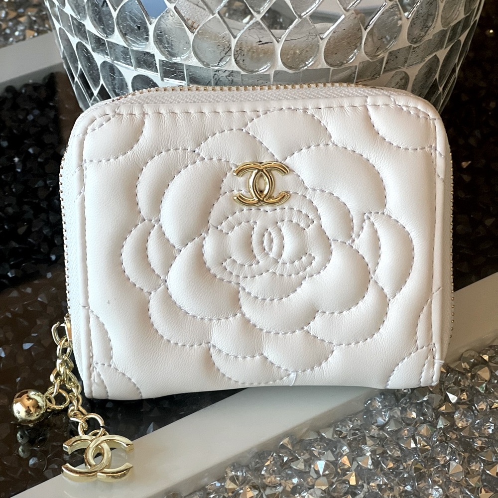 Gorgeous white flower wallet with gold color hardware